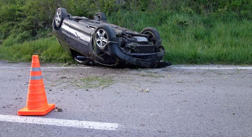 Fiatal nő halt meg: kisodródott és a szalagkorlátnak csapódott egy autó a 67-es főúton