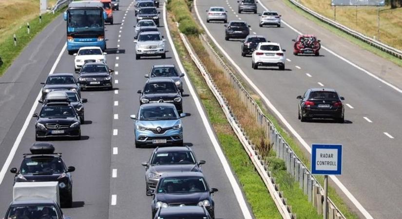 Négyes karambol az M1-esen - Több kilométeres a torlódás