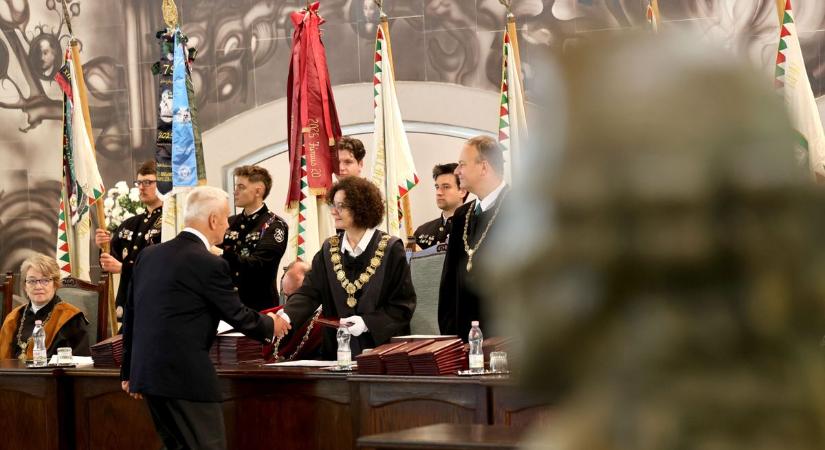Fotók! 50 év után találkoztak újra a régi szobatársak: jubileumi diplomákat adtak át a Miskolci Egyetemen