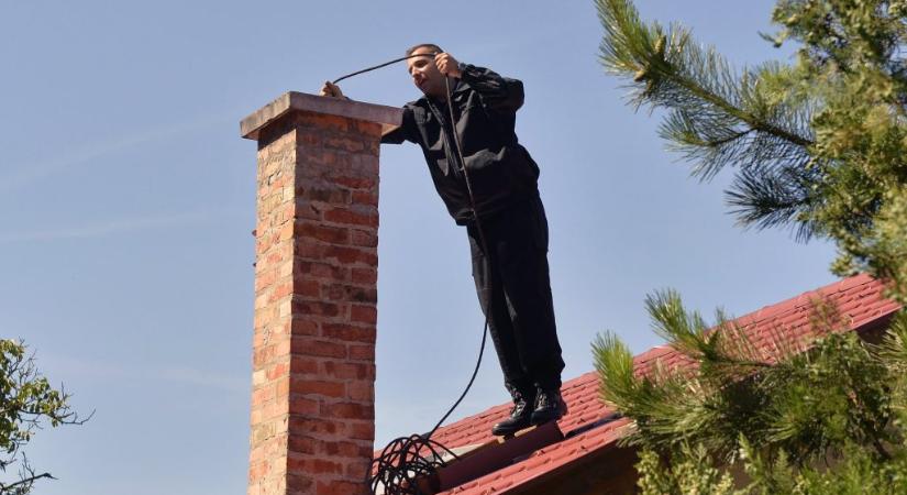 „Ha minket nem engednek be, akkor nagyon komoly bírságra számíthatnak” – csaló kéményseprők járják a családi házakat