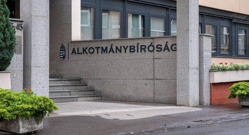 Hét alkotmánybíró kizáratta magát, ezért nem tárgyalja hétfőn az Ab Sulyok Tamás beadványát