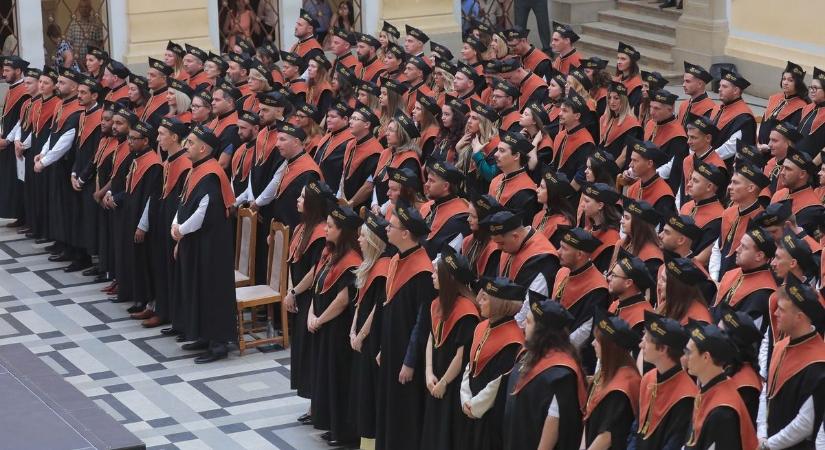 Rengeteg fotón a Mezőgazdaság-, Élelmiszertudományi és Környezetgazdálkodási Kar diplomaosztója