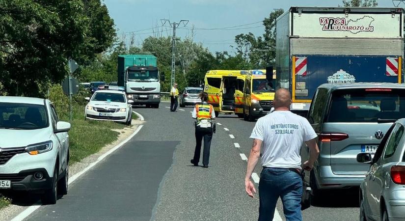Frontálisan ütközött két kerékpáros, mentőhelikopter is érkezett a helyszínre