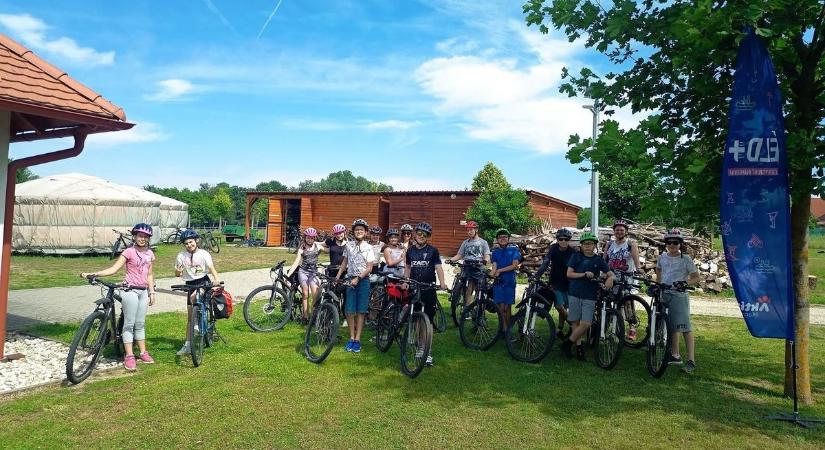 Felejthetetlen bringás kaland a Balatonnál: így hódították meg a zalai diákok a Festeticsek földjét!