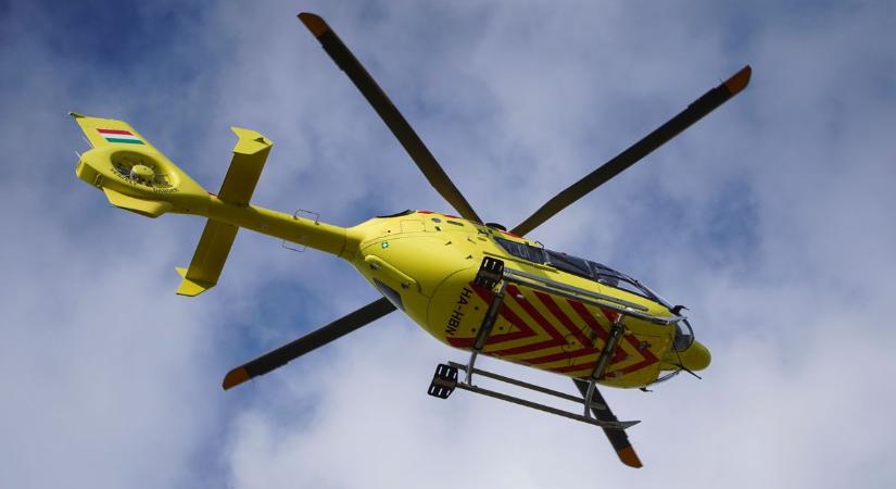 Mentőhelikopter érkezett: egy 22 éves sofőr ittasan, jogosítvány nélkül szenvedett balesetet
