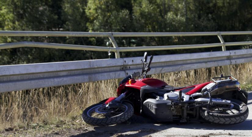 Egykerekezés közben csapódott autónak egy fiatal motoros Esztergomban
