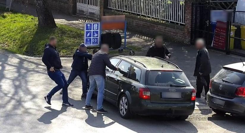 Falhoz állíttatta a sértetteket, a földre rakatta velük a személyes tárgyaikat az álrendőr a váróteremben