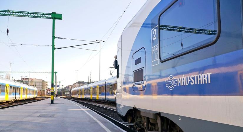 Mozdonyhiba miatt késik a Napfény InterCity, pótlóbuszt is indítottak