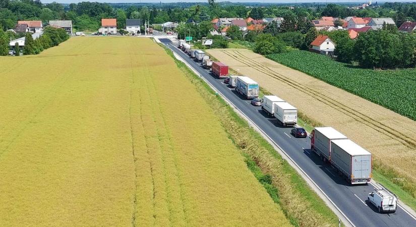 Drónfelvételen mutatjuk: Ekkora a torlódás a felújítás alatt lévő vasi kereszteződésben