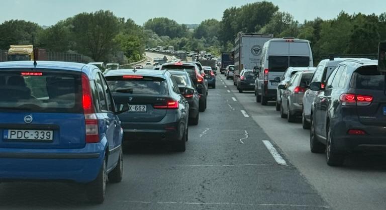 Aki jót akar magának, el ne induljon a Balatonra – Áll az M7-es és az M1-es is