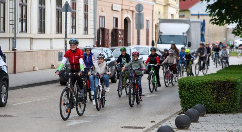 Kerékpárosok lepik el a zalai várost – itt halad át a Tour Horizont