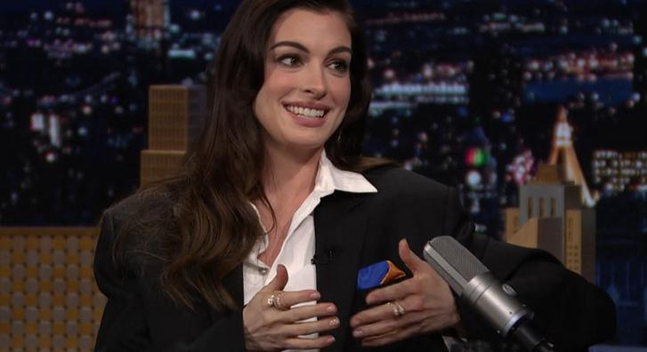 Anne Hathaway babát vár, megmutatta gömbölyödő pocakját is
