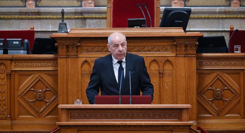 Sulyok Tamás aláírta: Orbán Viktor többé nem lehet miniszterelnök