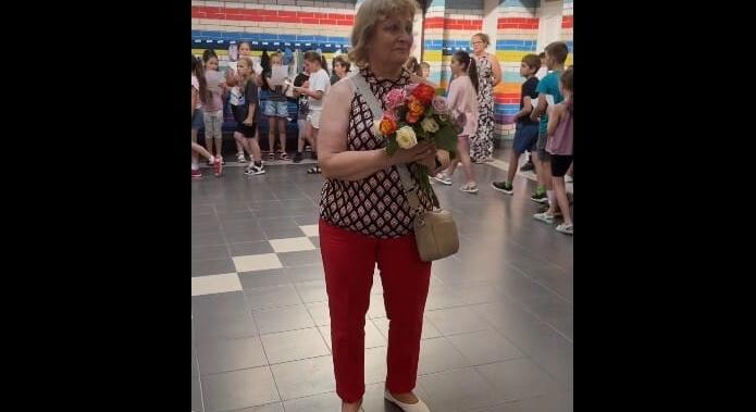Az utolsó tanítási napon énekkel és rózsával búcsúztatták a diákok 46 év után nyugdíjba vonuló pedagógust Dabason - videó