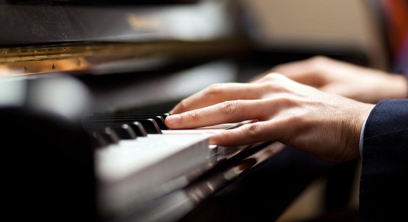Koncert közben lett rosszul a zongorista, a közönség egyik tagja folytatta a zenélést