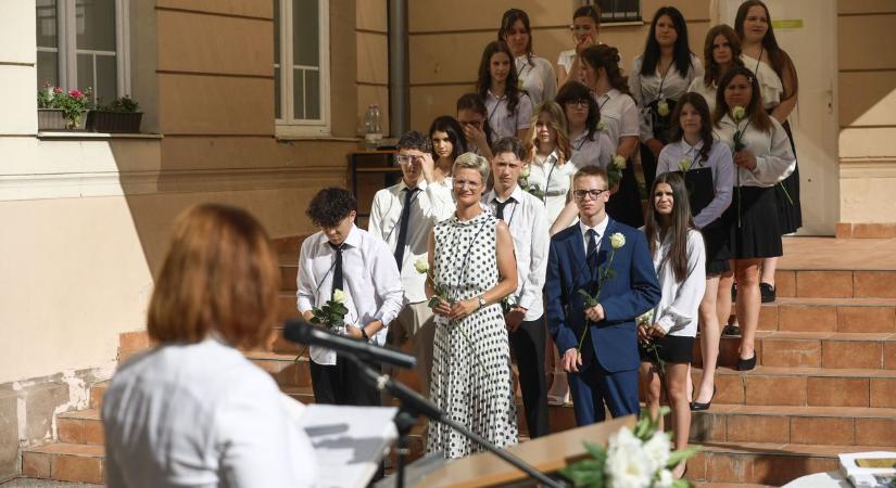 Kicsengettek az utolsó tanítási napon, kezdetét vette a nyári szünidő - Fotókon a Radnóti-iskola ballagása
