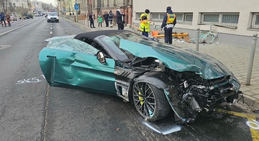 Az Aston Martin-os gázoló óriásit bukott e-rollerrel Győrben - Súlyos sérüléseket szenvedett