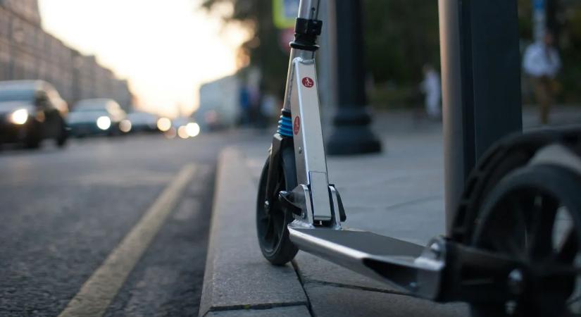 Tinédzser sérült meg súlyosan egy rollerbalesetben – egy arra járó autós talált rá