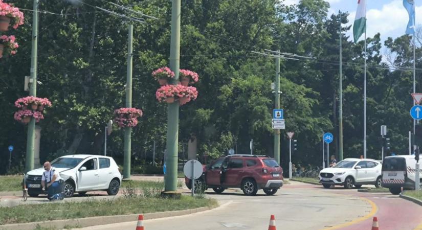 Újszegeden ütközött össze két személyautó