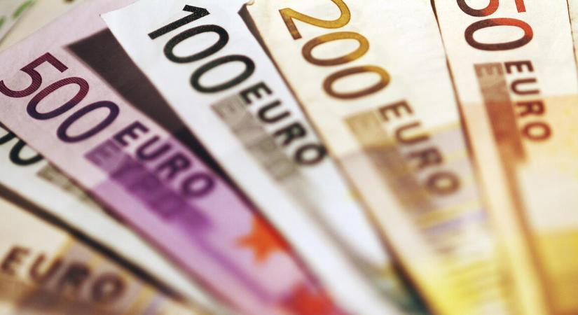 Vigyorog a forint: ennyiért adják péntek este az eurót