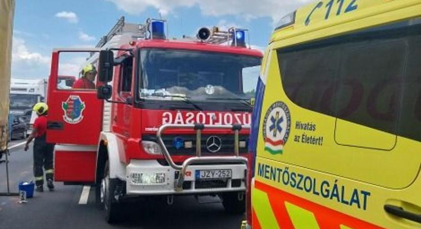 Helyszíni fotók az M1-es balesetről: feszítővágóval mentették a sofőrt