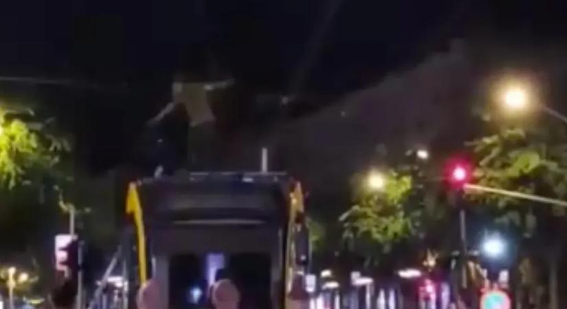 Órákig nem jött le egy Combino tetejéről egy férfi