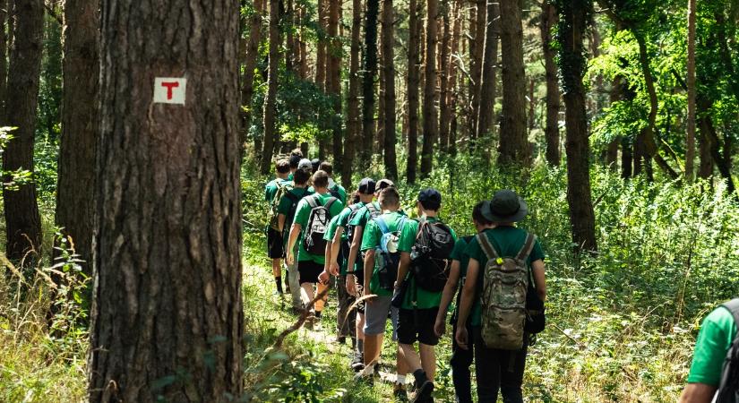 Elindult a jubileumi Erdei Vándortábor-szezon: 10 éve fedezik fel a diákok Magyarország erdeit