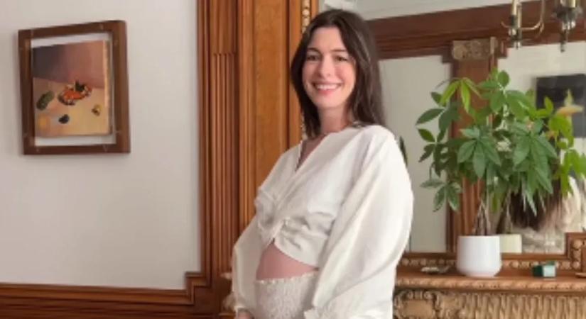 Anne Hathaway gyereket vár