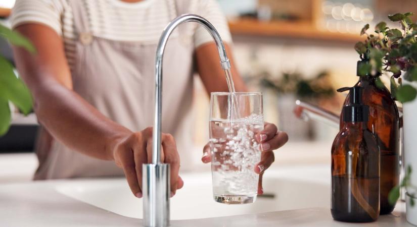 Felejtsd el a napi 2 liter vizet, most jött a friss kutatás, ennyit kell igyál naponta