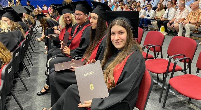 Több mint 200 végzős vehette át diplomáját a bajai főiskolán  fotók, videó