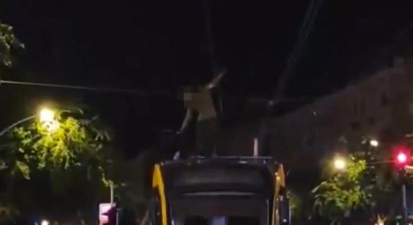 Órákig táncolt egy férfi a villamos tetején Budapesten, rendőröknek kellett leszedni róla