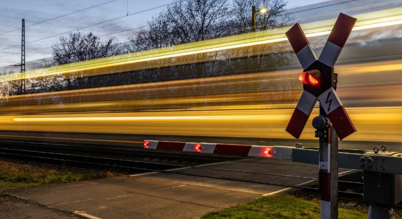 Összeütközött két vonat, súlyos sérültek is vannak Angliában