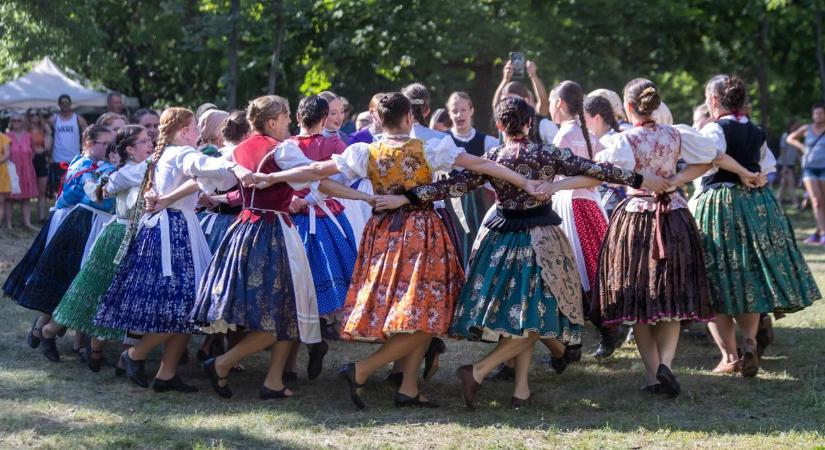 Videón a Tatai Sokadalom nyitótánca: a női enegiáé volt az első nap