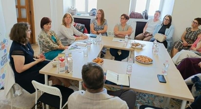 Szakemberhiány, késői diagnózis, kevés segítség – erről beszéltek az egri Auti-Pontban