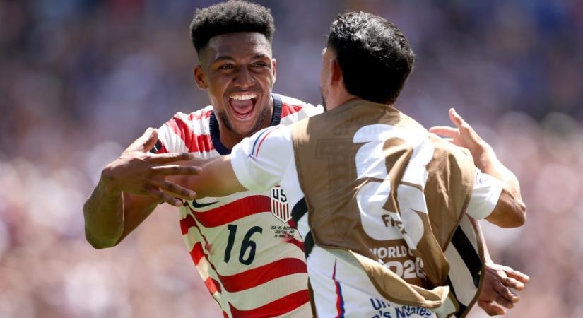 Az ápolás után Freeman rögtön fejelt is egy gólt, ezzel 2–0