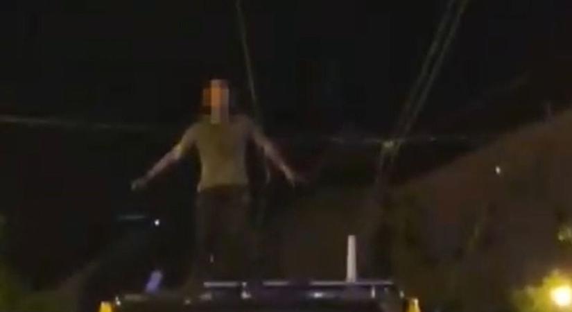 Teljesen leállt a közlekedés Budapesten: egy férfi órákig táncolt a Combino tetején, végül rendőrök szedték le (VIDEÓ)