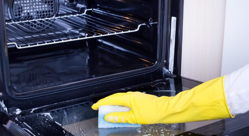 Így távolítsuk el a makacs sütőüveg-foltokat az üveg megkarcolása nélkül