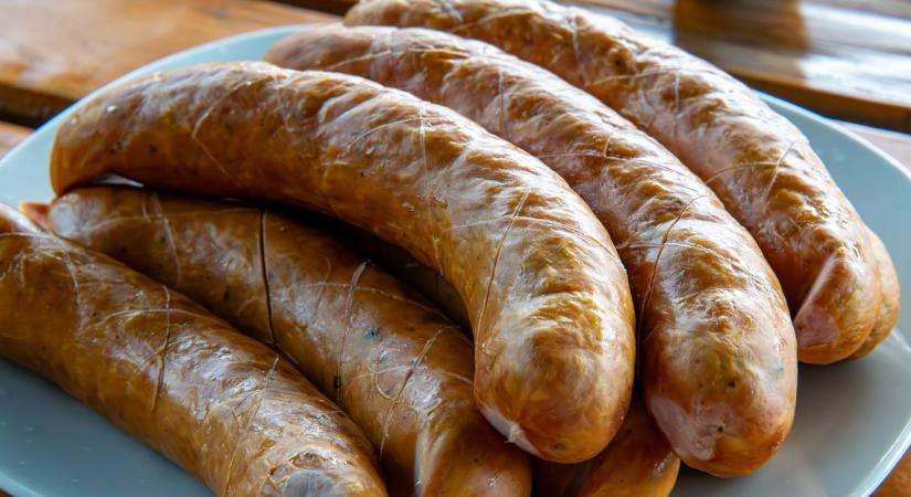 Ízletesebbé teszem a kolbászokat azáltal, hogy elhagyom az olajat, és ezzel az alapanyaggal sütöm meg őket