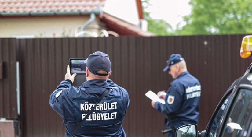 Néznek be a kapun, figyelik a portád: ha ez hiányzik a házadról, fájni fog a bírság