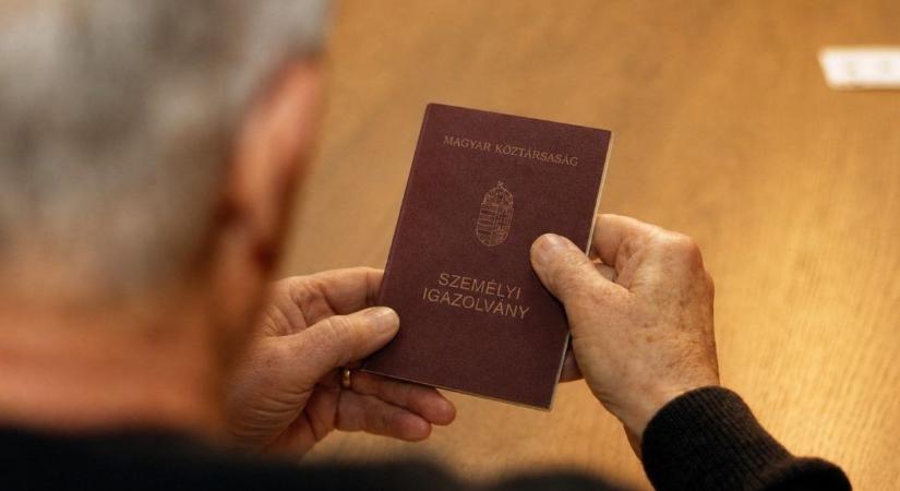 Végleg kivezetik a régi személyit: mutatjuk, kiket érint a változás