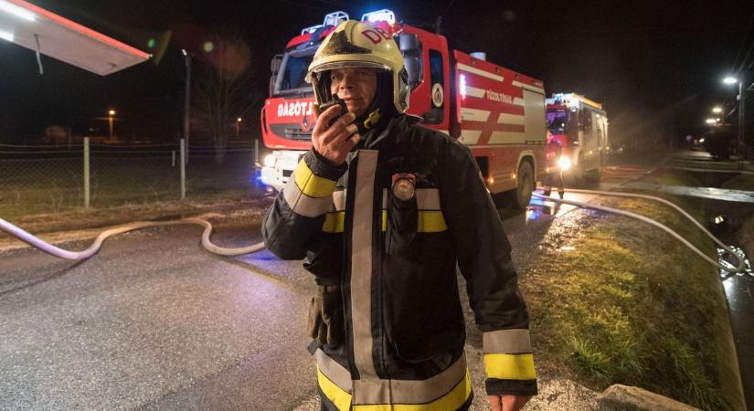 Lángoló utastér, fának csapódott autó, mentők és lezárás - egymást érték a balesetek pénteken Hajdú-Biharban