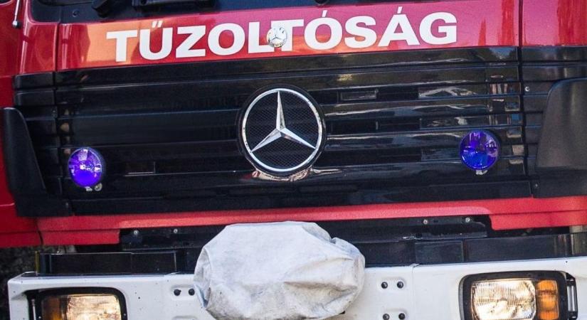 Kigyulladt családi házhoz riasztották a tűzoltókat Sümegen, lángolt a tető