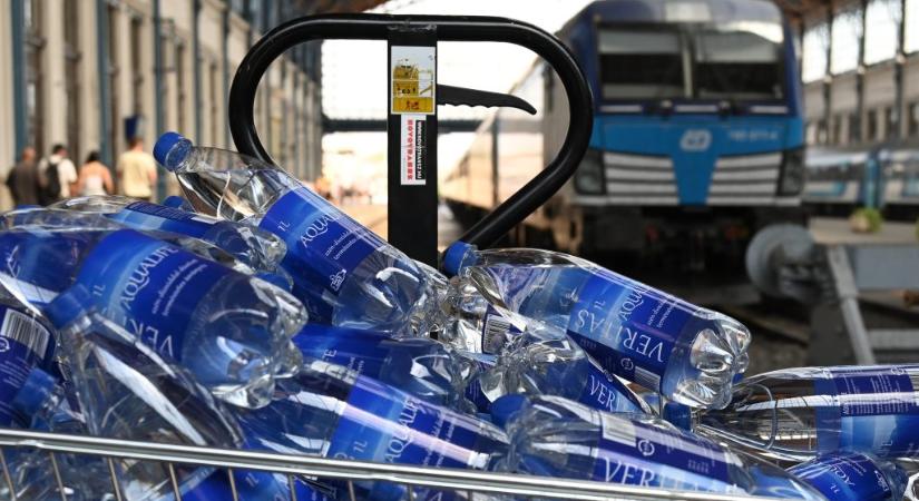 Rendkívüli hőség: vízosztással készül a MÁV
