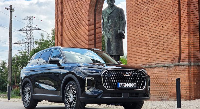 És akkor jött egy nagy fekete autó: teszten a hatalmas Chery, a 7 üléses Tiggo 9