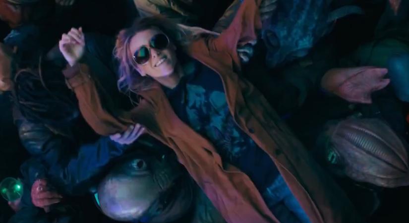 Supergirl: Megosztottak egy rövid jelenetet, amiben a főszereplő rendesen szétcsapja magát a születésnapja alkalmából