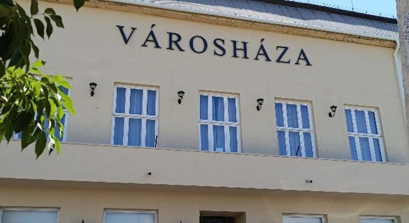 Befagyasztaná a polgármesteri fizetéseket a Tisza, megvonnák a havi költségtérítést is