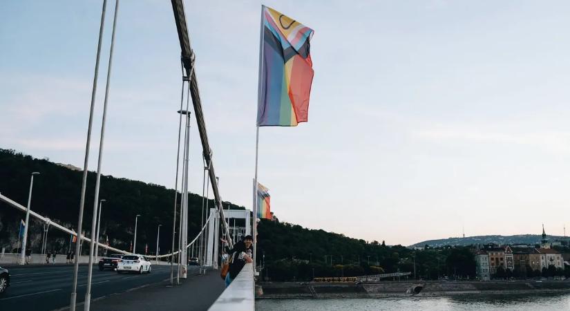 Árad az LMBTQ – szivárványos zászlók borítják az Erzsébet hidat