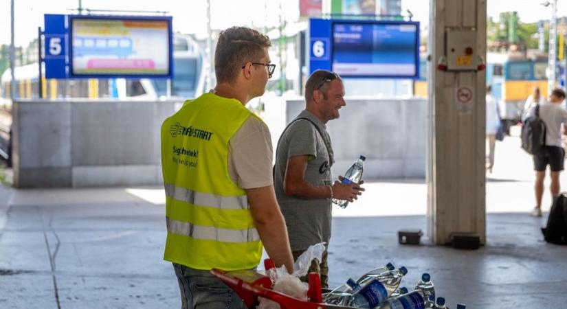 Hőségriasztás: vizet kapnak az utasok a nyíregyházi állomáson
