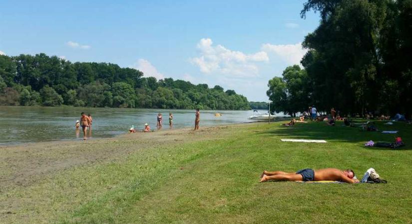 Botrány Dunabogdányban: 250 piknikező gyerek mellett tartottak temetési szertartást a strandnál - kiakadtak a helyiek, a polgármester keményen reagált