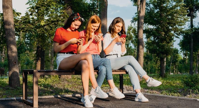 Minden harmadik magyar tinédzser úgy gondolja, túl sokat netezik, mégis napi 4-6 órát vannak online